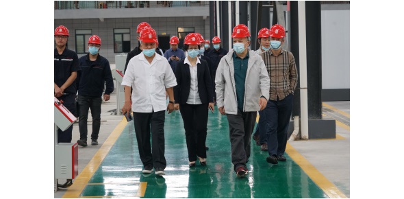 2022-5-10黃學(xué)工等省工信廳總工程師、一級巡視員市工信局姚曉麗局長等領(lǐng)導(dǎo)視察萬眾集團